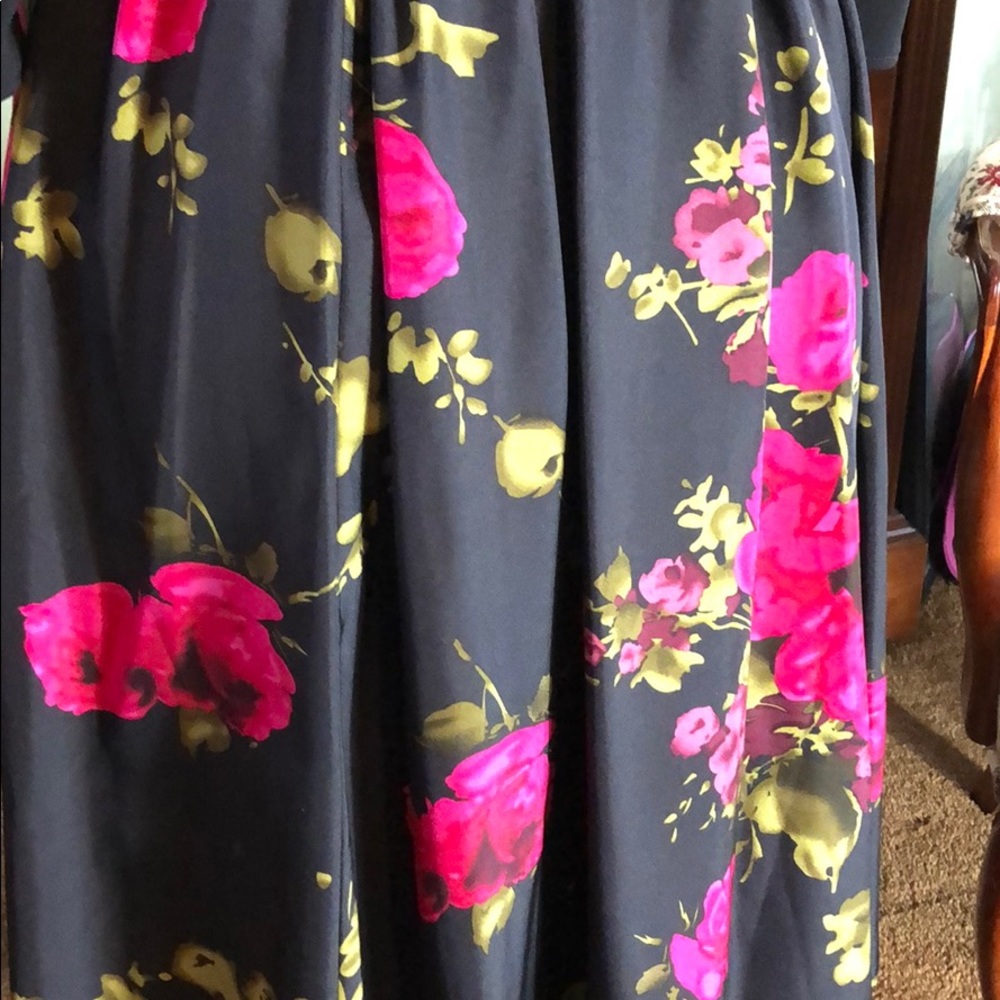 J PETERMAN FLORAL DRESS - Picture 6 of 8